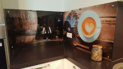 Pienempi keittiönurkkaus voidaan turvata myös vahvalla fotokromaattisella lasilla.