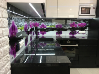 Värin tuominen mustavalkoiseen keittiöön on verrattavissa raikkaaseen ilmaan, joka on terveellistä mielialalle!