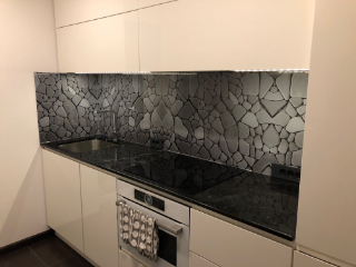 Minimalistinen mutta tyylikkään näköinen keittiölasi.