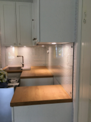 Anna perheellesi rentoutumisen lahja suojaamalla keittiön pinnat karkaistulla lasilla.