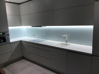 LED-valaistu minimalismi asuintilaasi.