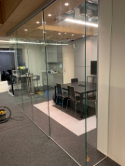 Lasiseinäinen kokoushuone kertoo kaikille ohikulkijoille, että työ on täydessä vauhdissa.