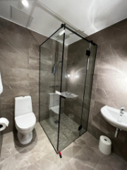 Doliidilasi suihkunurkkaasi, joka on leikattu tarkasti mittojen mukaan.