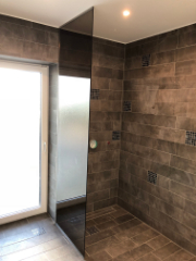 Yksinkertainen, mutta erittäin käytännöllinen ja kaunis väliseinä suihkuun.