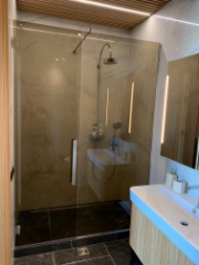 Suihkuovet ja -seinät voidaan toimittaa suoraan kotiisi.